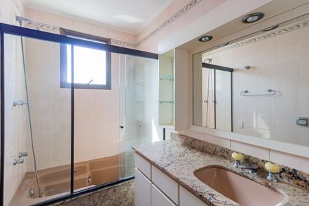 Apartamento à venda com 161m², 2 quartos e 3 vagas Apartamento à venda com 161m², 2 quartos e 3 vagasBanheiro da Suíte
