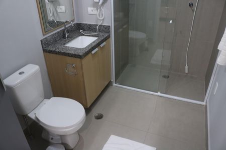 Banheiro de kitnet/studio à venda com 1 quarto, 27m² em Água Branca, São Paulo