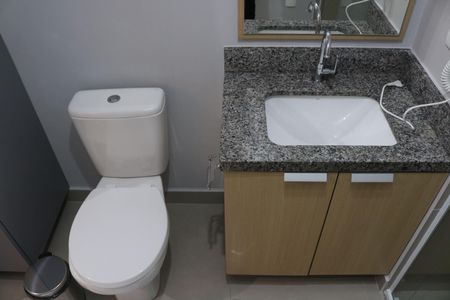Banheiro de kitnet/studio à venda com 1 quarto, 27m² em Água Branca, São Paulo