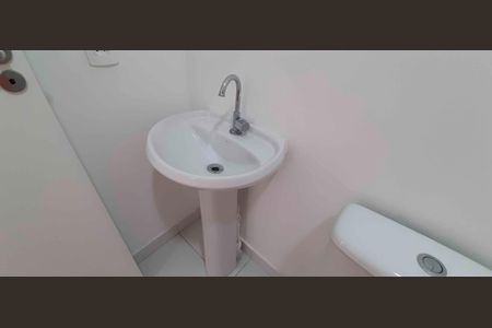 Apartamento para alugar com 32m², 2 quartos e sem vaga Apartamento para alugar com 32m², 2 quartos e sem vagaBanheiro social