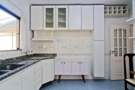 Casa à venda com 212m², 3 quartos e 4 vagas Casa à venda com 212m², 3 quartos e 4 vagasCozinha
