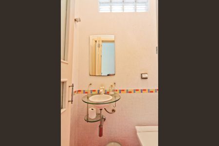 Casa à venda com 212m², 3 quartos e 4 vagas Casa à venda com 212m², 3 quartos e 4 vagasLavabo