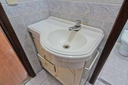 Casa à venda com 212m², 3 quartos e 4 vagas Casa à venda com 212m², 3 quartos e 4 vagasBanheiro da suíte americana