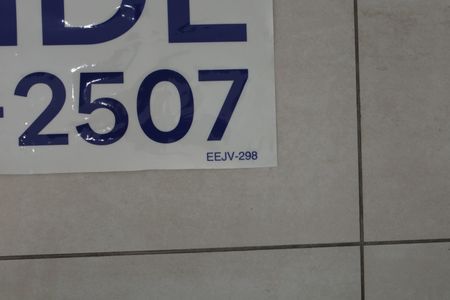 Apartamento à venda com 49m², 2 quartos e 1 vagaPlaca instalada na janela do saguão (2º andar com visão para a rua) - Código da placa: EEJV-298