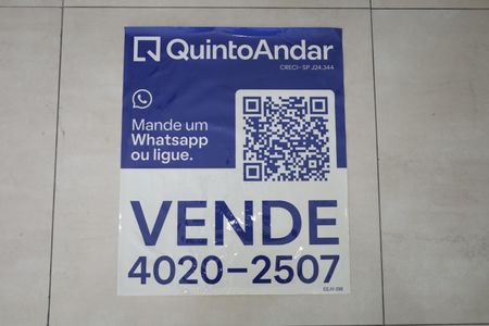 Apartamento à venda com 49m², 2 quartos e 1 vagaPlaca instalada na janela do saguão (2º andar com visão para a rua) - Código da placa: EEJV-298