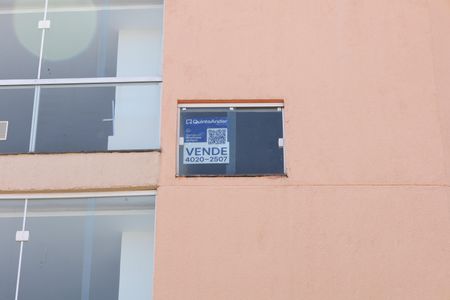 Apartamento à venda com 49m², 2 quartos e 1 vagaPlaca instalada na janela do saguão (2º andar com visão para a rua) - Código da placa: EEJV-298