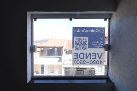 Apartamento à venda com 49m², 2 quartos e 1 vagaPlaca instalada na janela do saguão (2º andar com visão para a rua) - Código da placa: