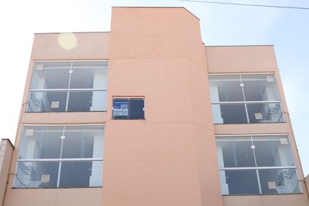 Apartamento à venda com 49m², 2 quartos e 1 vagaPlaca instalada na janela do saguão (2º andar com visão para a rua) - Código da placa: EEJV-298