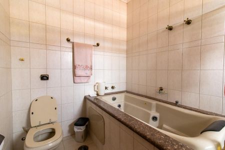 Casa de condomínio à venda com 338m², 4 quartos e 3 vagas Casa de condomínio à venda com 338m², 4 quartos e 3 vagasBanheiro da Suíte