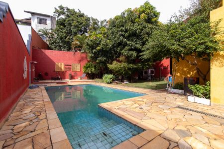 Casa de condomínio à venda com 338m², 4 quartos e 3 vagas Casa de condomínio à venda com 338m², 4 quartos e 3 vagasÁrea externa