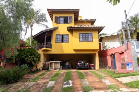 Casa de condomínio à venda com 338m², 4 quartos e 3 vagas Casa de condomínio à venda com 338m², 4 quartos e 3 vagasFachada