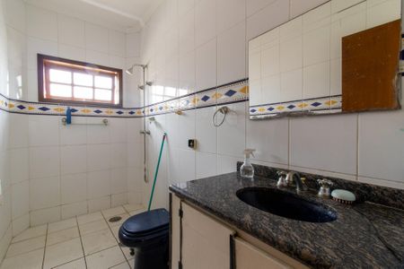 Casa de condomínio à venda com 338m², 4 quartos e 3 vagas Casa de condomínio à venda com 338m², 4 quartos e 3 vagasBanheiro