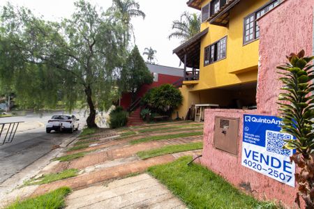 Casa de condomínio à venda com 338m², 4 quartos e 3 vagas Casa de condomínio à venda com 338m², 4 quartos e 3 vagasplaca