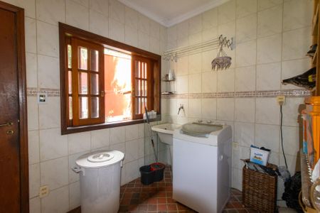 Casa de condomínio à venda com 338m², 4 quartos e 3 vagas Casa de condomínio à venda com 338m², 4 quartos e 3 vagasÁrea de Serviço