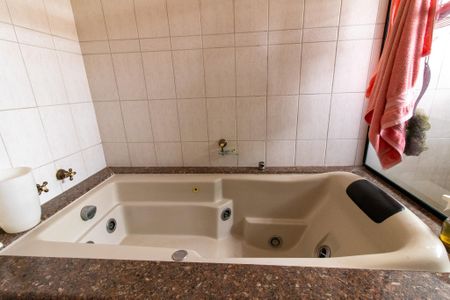 Casa de condomínio à venda com 338m², 4 quartos e 3 vagas Casa de condomínio à venda com 338m², 4 quartos e 3 vagasBanheiro da Suíte