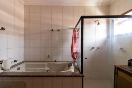 Casa de condomínio à venda com 338m², 4 quartos e 3 vagas Casa de condomínio à venda com 338m², 4 quartos e 3 vagasBanheiro da Suíte