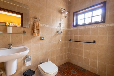Casa de condomínio à venda com 338m², 4 quartos e 3 vagas Casa de condomínio à venda com 338m², 4 quartos e 3 vagasBanheiro da Área externa