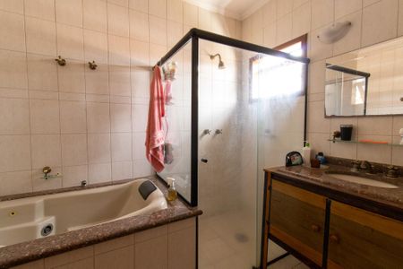 Casa de condomínio à venda com 338m², 4 quartos e 3 vagas Casa de condomínio à venda com 338m², 4 quartos e 3 vagasBanheiro da Suíte
