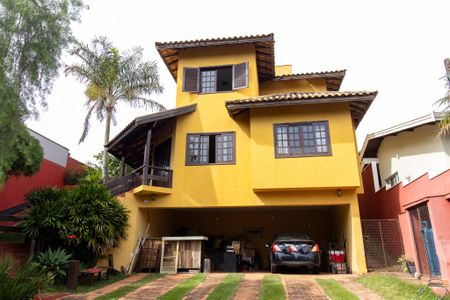 Casa de condomínio à venda com 338m², 4 quartos e 3 vagas Casa de condomínio à venda com 338m², 4 quartos e 3 vagasFachada