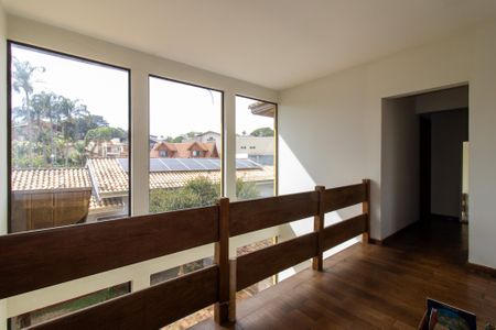 Casa de condomínio à venda com 338m², 4 quartos e 3 vagas Casa de condomínio à venda com 338m², 4 quartos e 3 vagasCorredor