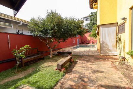 Casa de condomínio à venda com 338m², 4 quartos e 3 vagas Casa de condomínio à venda com 338m², 4 quartos e 3 vagasÁrea externa