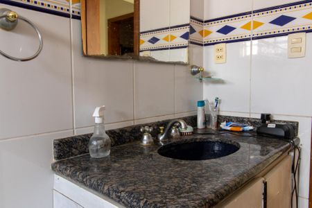 Casa de condomínio à venda com 338m², 4 quartos e 3 vagas Casa de condomínio à venda com 338m², 4 quartos e 3 vagasBanheiro