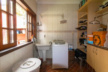 Casa de condomínio à venda com 338m², 4 quartos e 3 vagas Casa de condomínio à venda com 338m², 4 quartos e 3 vagasÁrea de Serviço