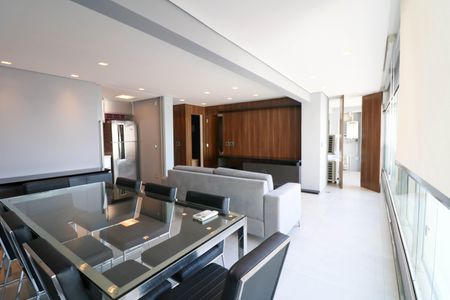 Apartamento à venda com 70m², 1 quarto e 2 vagas Apartamento à venda com 70m², 1 quarto e 2 vagasVaranda
