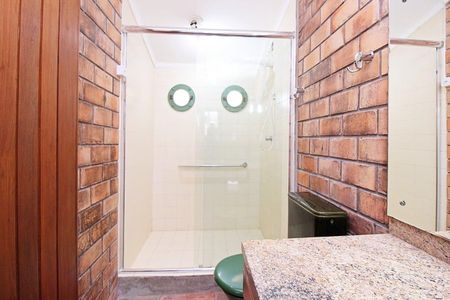Banheiro de casa à venda com 3 quartos, 229m² em Teresópolis, Porto Alegre