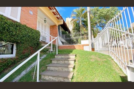 Área Externa de casa à venda com 3 quartos, 229m² em Teresópolis, Porto Alegre