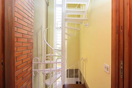 Escada de casa à venda com 3 quartos, 229m² em Teresópolis, Porto Alegre