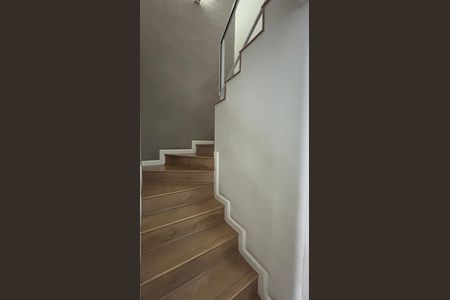 Casa à venda com 105m², 2 quartos e 2 vagasEscada