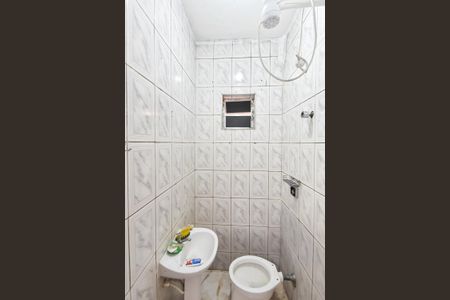 Banheiro de kitnet/studio para alugar com 1 quarto, 28m² em Liberdade, São Paulo