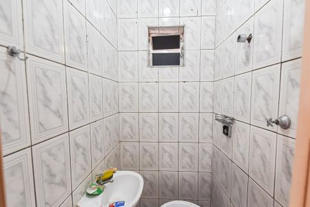 Banheiro de kitnet/studio para alugar com 1 quarto, 28m² em Liberdade, São Paulo