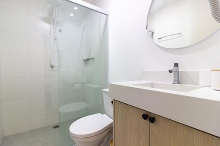 Banheiro de kitnet/studio para alugar com 1 quarto, 26m² em Pinheiros, São Paulo