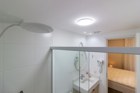 Banheiro de kitnet/studio para alugar com 1 quarto, 26m² em Pinheiros, São Paulo