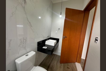 Casa de condomínio à venda com 250m², 3 quartos e 4 vagas Casa de condomínio à venda com 250m², 3 quartos e 4 vagasBanheiro da Suíte 2