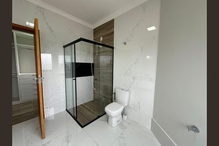 Casa de condomínio à venda com 250m², 3 quartos e 4 vagas Casa de condomínio à venda com 250m², 3 quartos e 4 vagasBanheiro da Suíte 1