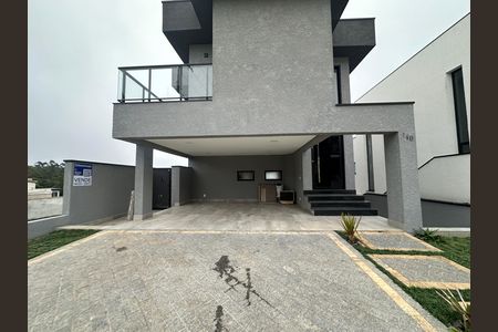 Casa de condomínio à venda com 250m², 3 quartos e 4 vagas Casa de condomínio à venda com 250m², 3 quartos e 4 vagasFachada