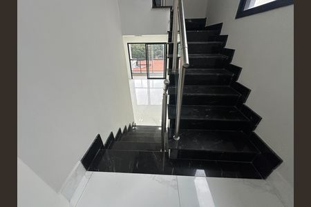 Casa de condomínio à venda com 250m², 3 quartos e 4 vagas Casa de condomínio à venda com 250m², 3 quartos e 4 vagasEscada