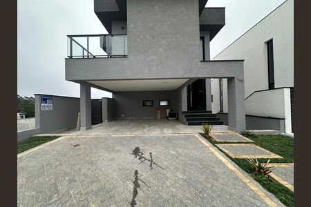 Casa de condomínio à venda com 250m², 3 quartos e 4 vagas Casa de condomínio à venda com 250m², 3 quartos e 4 vagasFachada