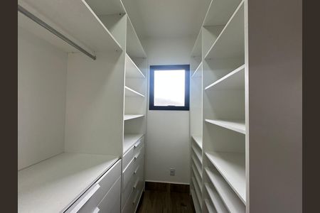 Casa de condomínio à venda com 250m², 3 quartos e 4 vagas Casa de condomínio à venda com 250m², 3 quartos e 4 vagasCloset da suíte 1