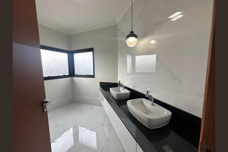 Casa de condomínio à venda com 250m², 3 quartos e 4 vagas Casa de condomínio à venda com 250m², 3 quartos e 4 vagasBanheiro da Suíte 1