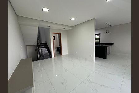 Casa de condomínio à venda com 250m², 3 quartos e 4 vagas Casa de condomínio à venda com 250m², 3 quartos e 4 vagasSala