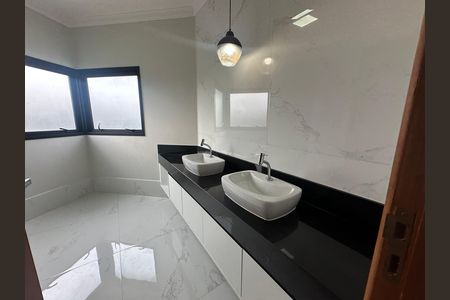 Casa de condomínio à venda com 250m², 3 quartos e 4 vagas Casa de condomínio à venda com 250m², 3 quartos e 4 vagasBanheiro da Suíte 1