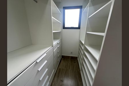 Casa de condomínio à venda com 250m², 3 quartos e 4 vagas Casa de condomínio à venda com 250m², 3 quartos e 4 vagasCloset da suíte 1