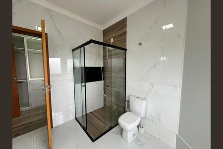 Casa de condomínio à venda com 250m², 3 quartos e 4 vagas Casa de condomínio à venda com 250m², 3 quartos e 4 vagasBanheiro da Suíte 1