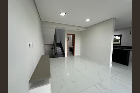 Sala de casa de condomínio à venda com 3 quartos, 250m² em Quintas do Ingaí, Barueri