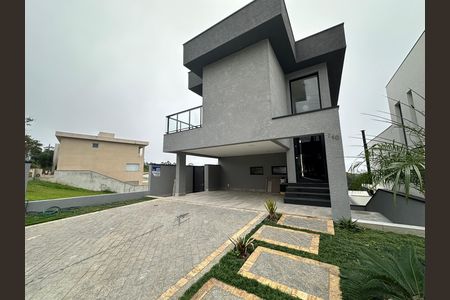Casa de condomínio à venda com 250m², 3 quartos e 4 vagas Casa de condomínio à venda com 250m², 3 quartos e 4 vagasFachada