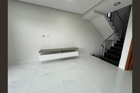 Casa de condomínio à venda com 250m², 3 quartos e 4 vagas Casa de condomínio à venda com 250m², 3 quartos e 4 vagasSala